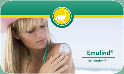 Eine Frau cremt sich die Schulter mit Emulind® Intensiv-Gel ein.