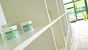 Regal mit Emulind® im Eingangsbereich des Hauptgebäudes bei Pharmachem.
